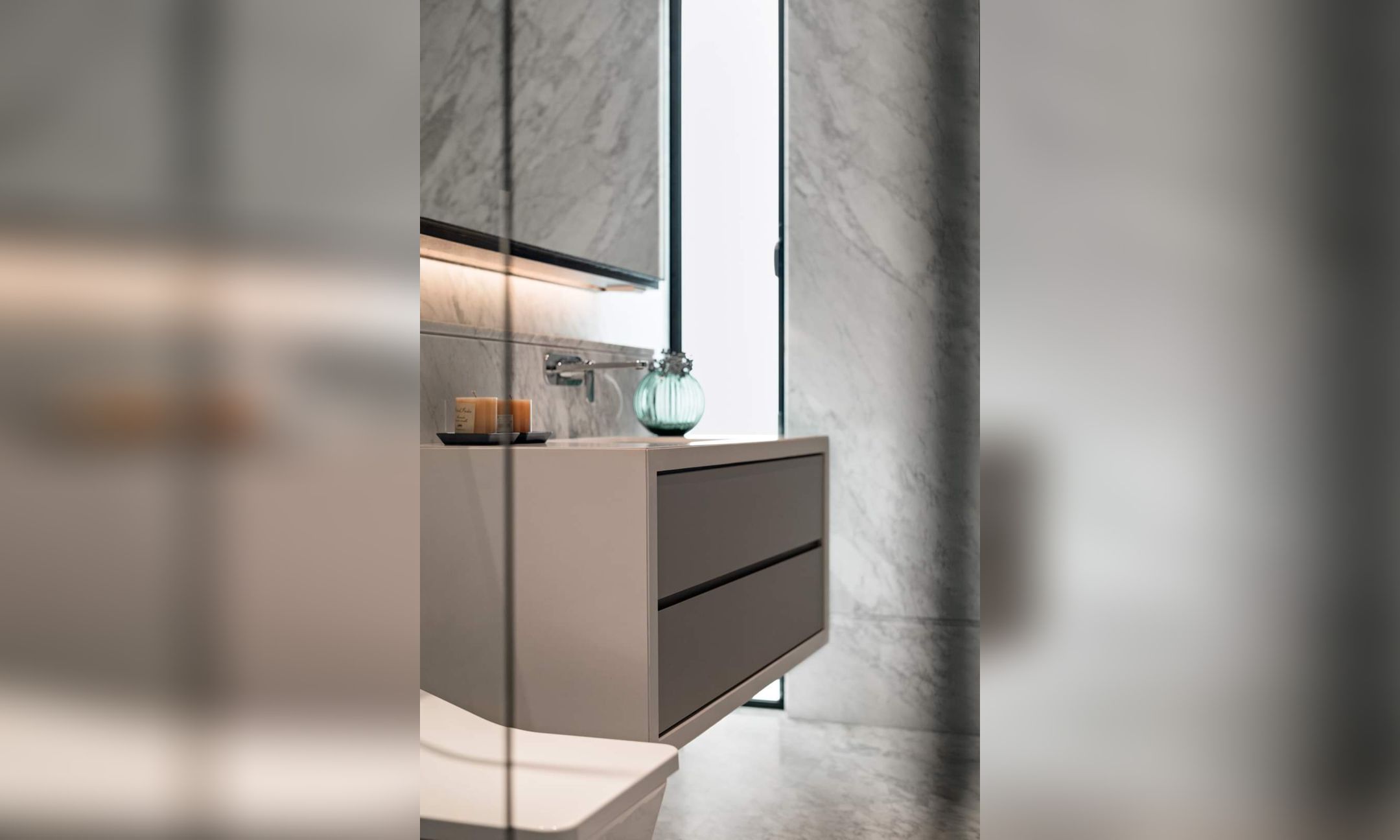Design Interior Minimalis Bathroom Closet Kamar Mandi di BSD Serpong - Tangerang Granit HPL Solid Surface Putih Texture Stone 