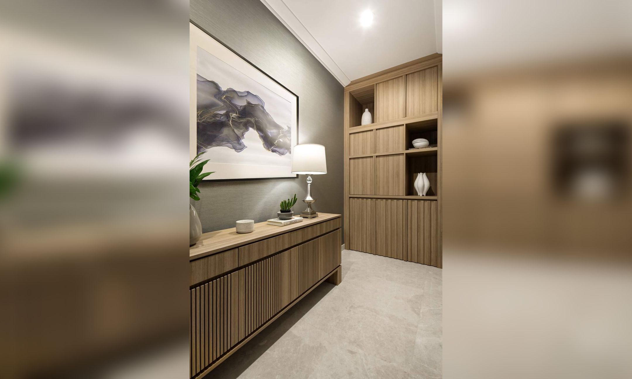 Design Interior Showcase Minimalis bahan HPL Wood kayu warna Coklat brown di Klapa gading – Jakarta Utara