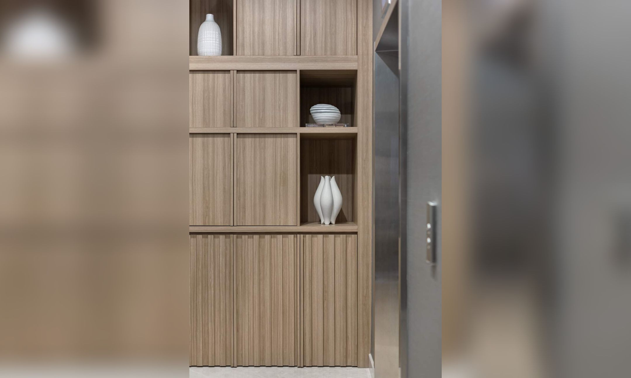 Design Interior Showcase Minimalis bahan HPL Wood kayu warna Coklat brown di Klapa gading – Jakarta Utara