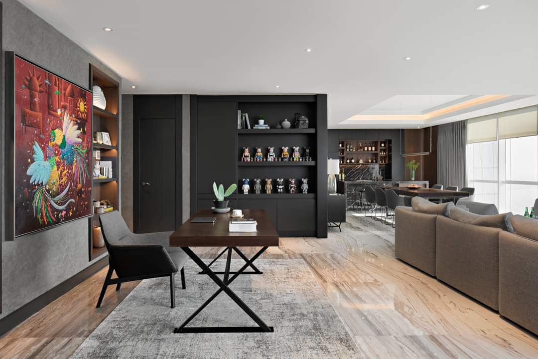 Design Interior Livingroom Cozy, colorful, humble, elegant Flooring LVT, kabinet Hitam finshing duco, gaya iterior design eclectic di Bogor