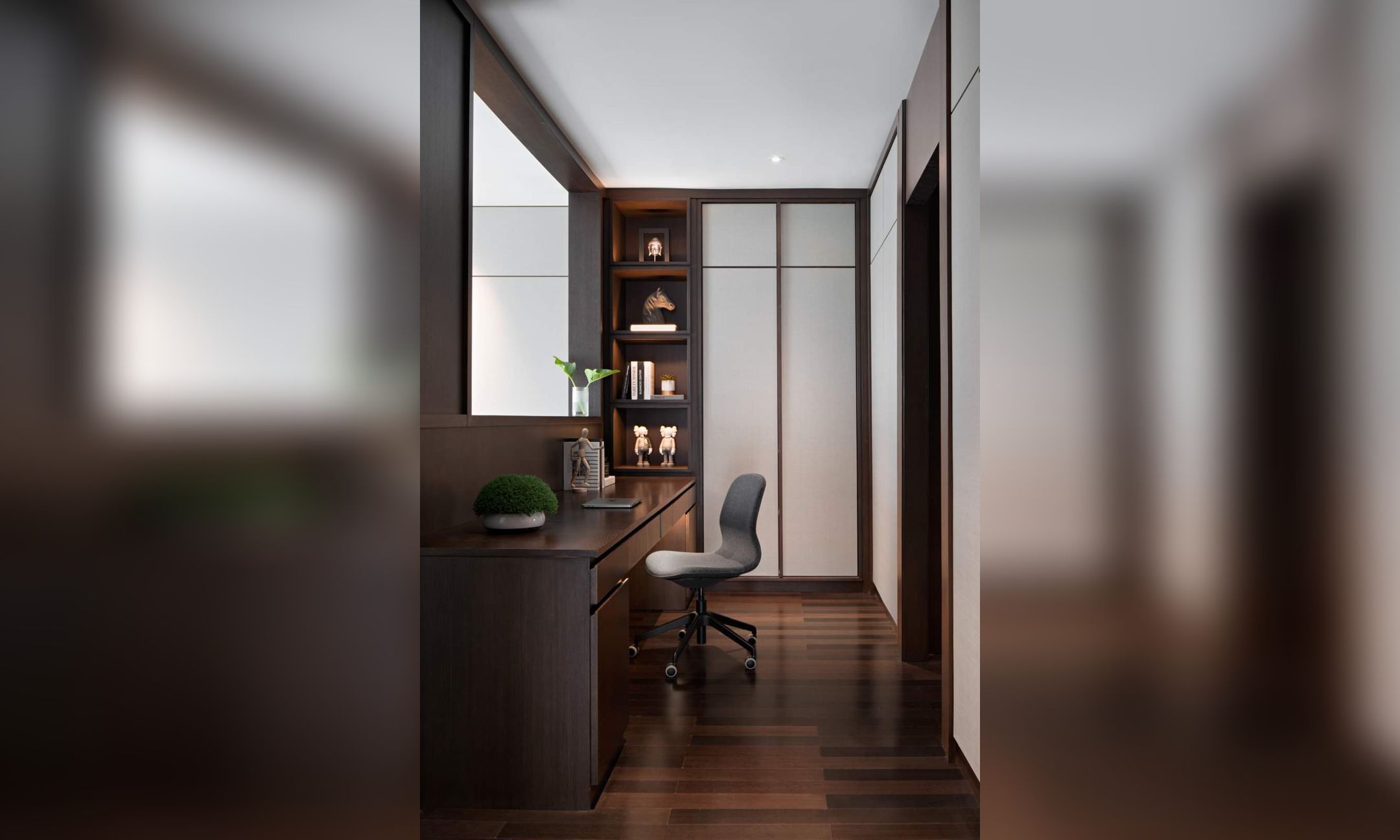 Design Interior Minimalis Office Hitam Putih Dark Wood, Flooring LVT, Cabinet finishing Duco, Furniture HPL di Menara Prima Kec. Setia Budi – Jakarta Selatan