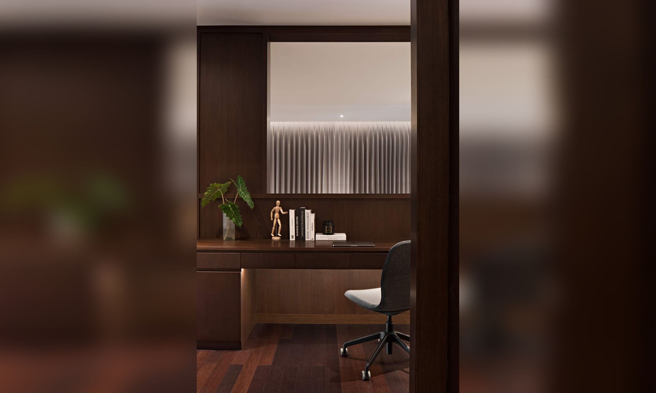 Design Interior Minimalis Office Hitam Putih Dark Wood, Flooring LVT, Cabinet finishing Duco, Furniture HPL di Menara Prima Kec. Setia Budi – Jakarta Selatan