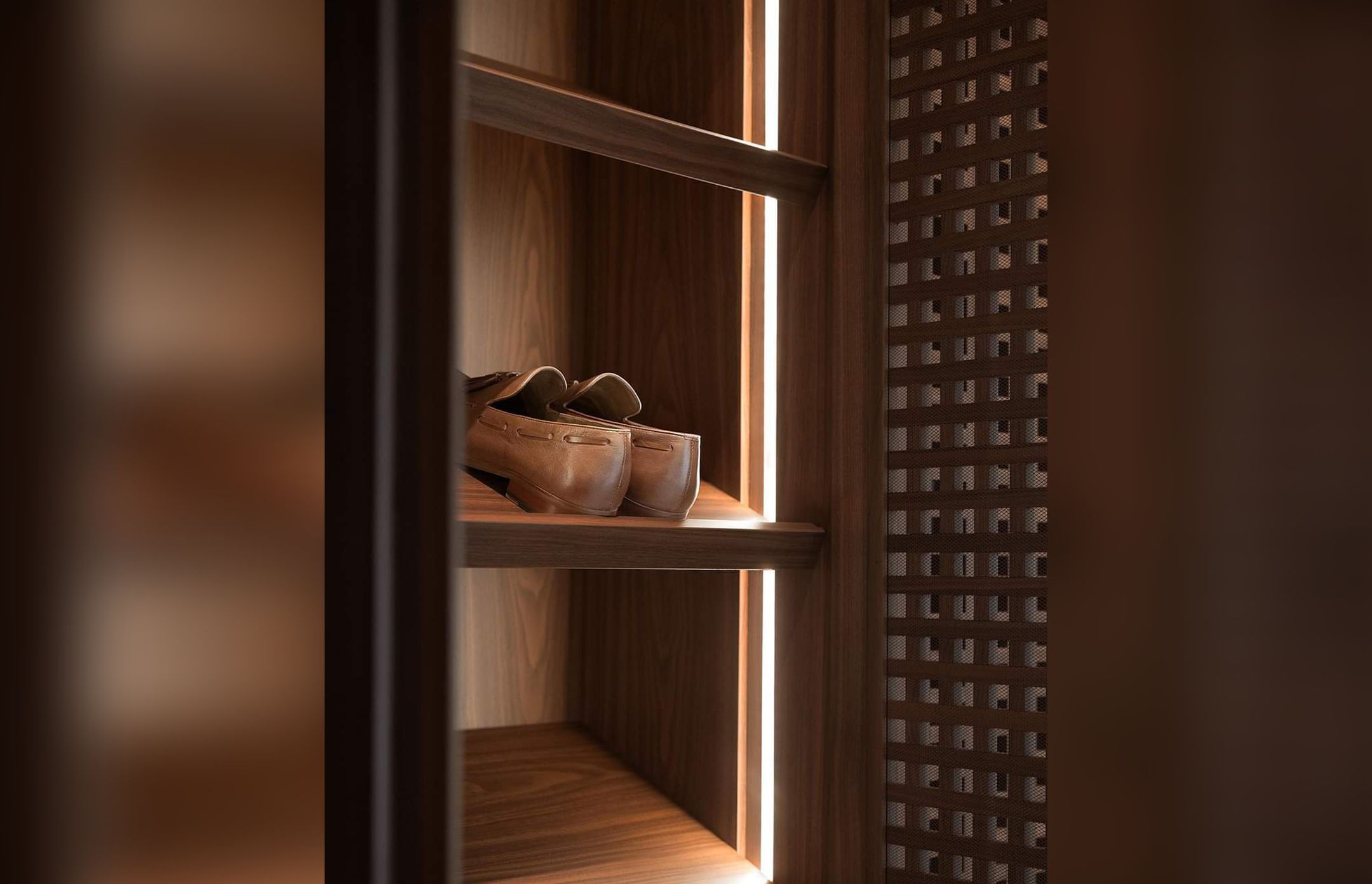 Design Interior Rak Sepatu modern di Cibubur, bahan Hpl Wood , light warm warna Coklat tua mewah di Cibubur – Jakarta timur