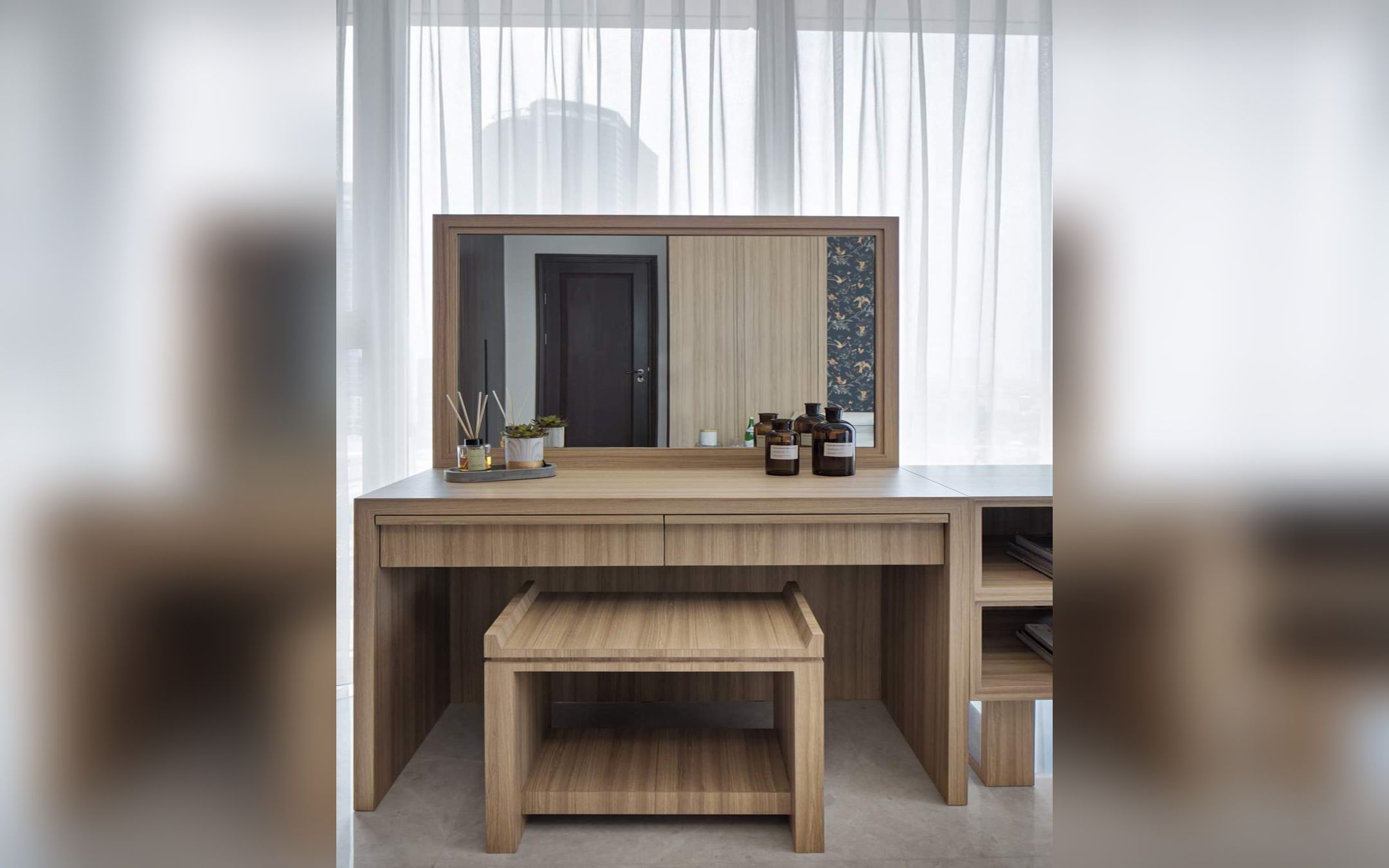 Design Interior Meja Rias HPL natural look minimalis sederhana di Gambir - Jakarta Pusat