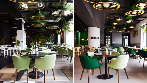 design interior cafe ( desain ruangan kafe ) unik dengan tumbuhan hijau, lampu bulat dan cermin di atap , cafe with 3 white pillars,hanging circular mirrors toward the ground with golden lamps in the border of the mirrors, green vines hanging from black ceiling to the body lamps, green vines hanging on the wall, green foam upholstered classic chairs, beige foam upholstered foam classic chair, wooden tables