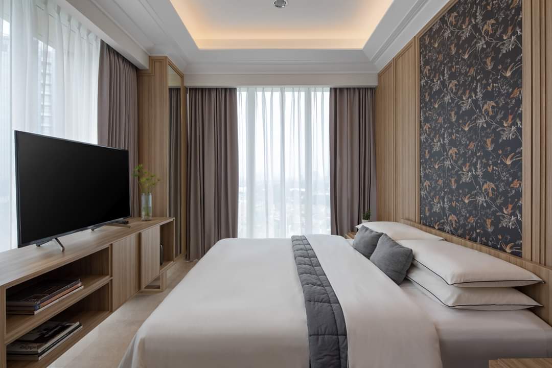 Kamar Tidur / bedroom Minimalis Modern Mewah untuk apartemen thamrin di kebon kacang jakarta pusat, furniture HPL, Lighting Warm, Wallpanel HPL tekstur kayu